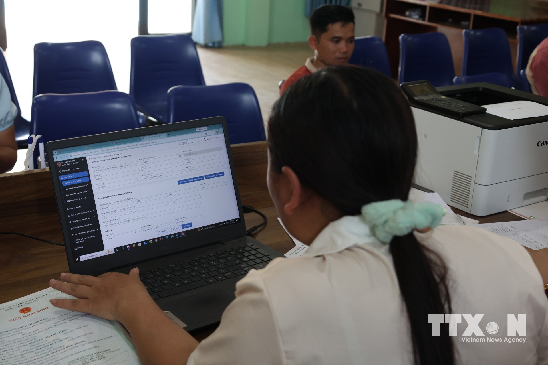 Ứng dụng công nghệ thông tin trong giải quyết thủ tục hành chính đang từng bước giúp giảm áp lực công việc cho cán bộ cơ sở tại xã Trà Vân. (Ảnh: Xuân Quý/TTXVN)